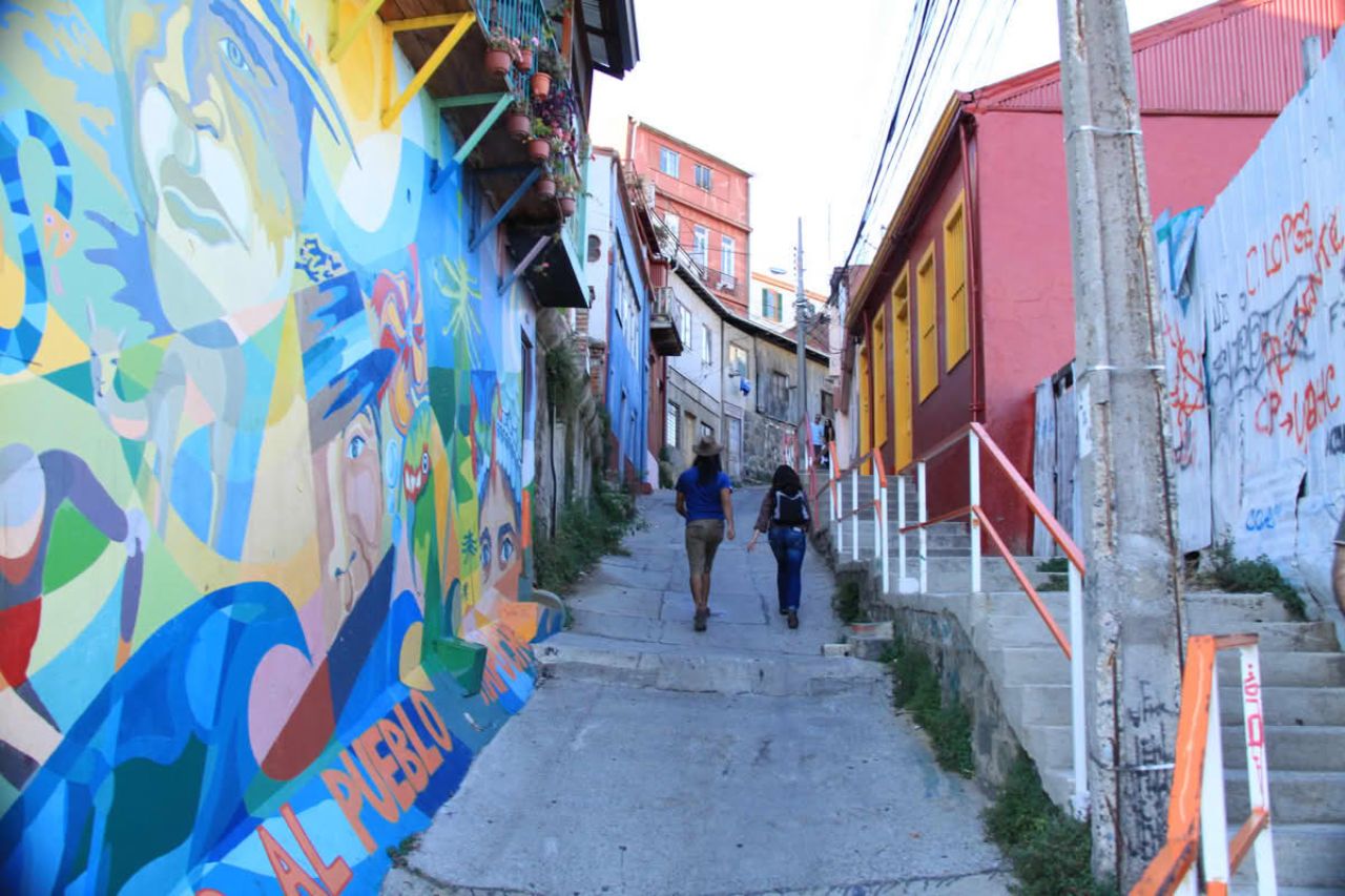 Walking through Valparaíso’s artistic alleys full of colorful graffiti